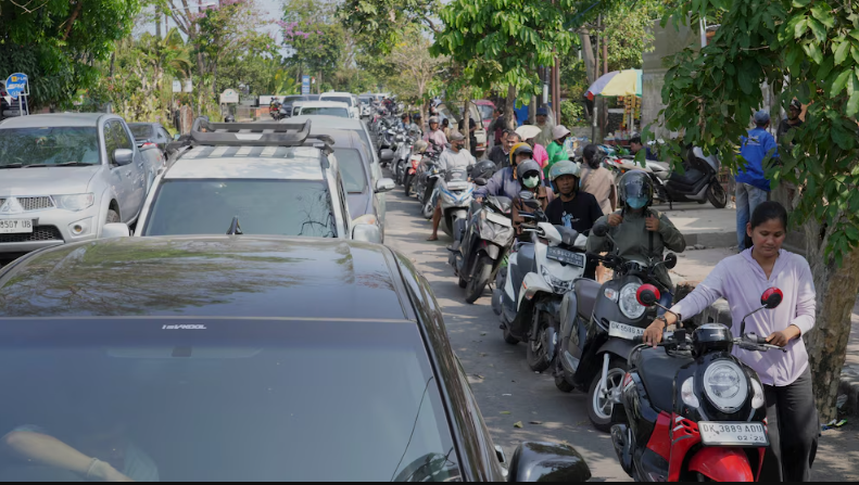 Indonesia's Bali hit by fuel supply delay as long queues form at Petrol Stations (Video)